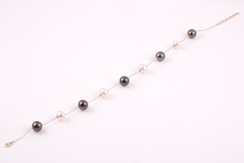 Lot 107 - A 9ct yellow gold and black and white pearl...