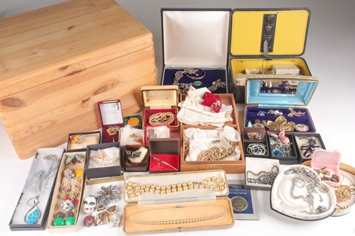 Lot 319 - A group of costume jewellery items, to include...