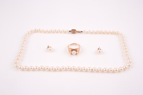 Lot 45 - A 9ct yellow gold and cultured pearl ring,...
