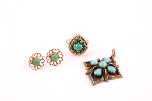 Lot 235 - A 9ct yellow gold and turquoise cluster ring,...
