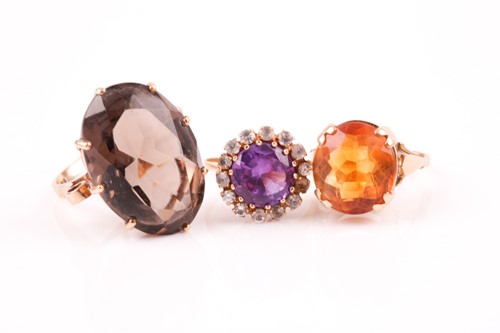 Lot 290 - A 9ct yellow gold ring set with a large smoky...