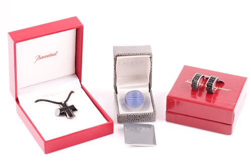Lot 370 - A Lalique frosted blue glass ring, size J 1/2,...