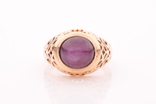 Lot 284 - A single stone star ruby ring; the slightly...