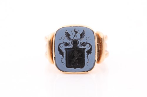 Lot 18 - An unusual yellow metal and intaglio engraved...