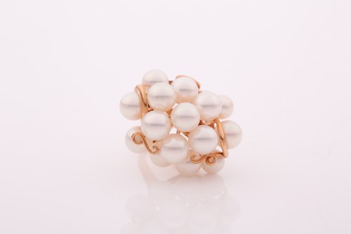 Lot 44 - A yellow metal and pearl cluster ring, set...