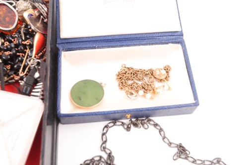 Lot 57 - A group of jewellery items, to include a 14k...
