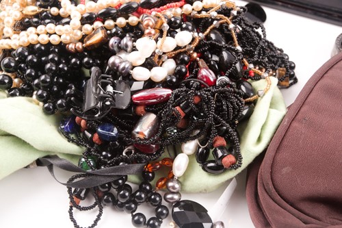 Lot 57 - A group of jewellery items, to include a 14k...