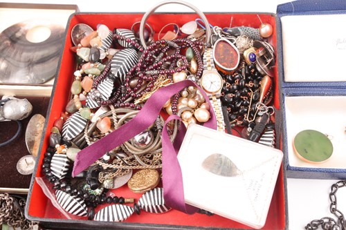 Lot 57 - A group of jewellery items, to include a 14k...