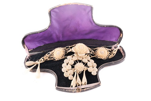 Lot 135 - An unusual late Georgian catgut bracelet,...