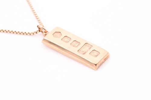 Lot 38 - A 9ct yellow gold ingot pendant, hallmarked to...