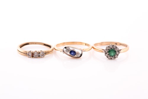 Lot 291 - An Edwardian three stone sapphire and...