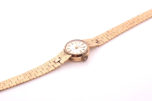 Lot 74 - A 9ct yellow gold Accurist ladies...