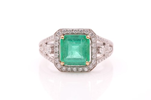 Lot 249 - A diamond and emerald cocktail ring, set with...
