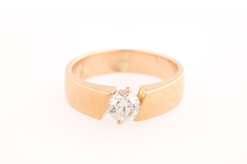 Lot 238 - A single stone diamond ring. the round...