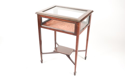 Lot 74 - An Edwardian mahogany Bijouterie table with a...