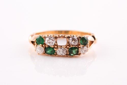 Lot 11 - A diamond and emerald chequerboard ring, set...