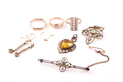 Lot 203 - A yellow metal and seed pearl plaque ring,...