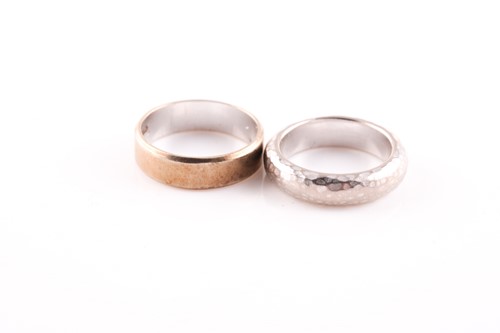 Lot 49 - An 18ct white gold wedding band ring, with...