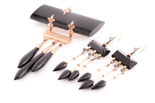 Lot 15 - A late Victorian yellow metal and onyx brooch,...