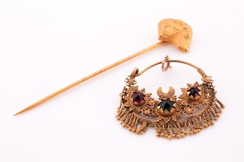 Lot 161 - A 9ct yellow gold novelty tie pin in the form...