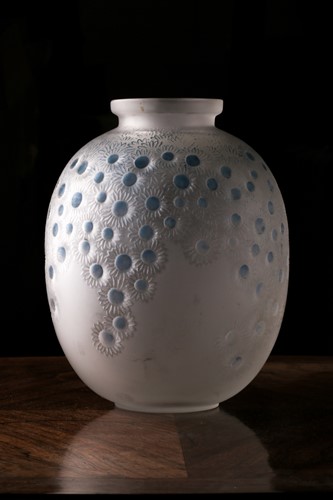 Lot 509 - An Art Deco Lalique cased frosted glass...