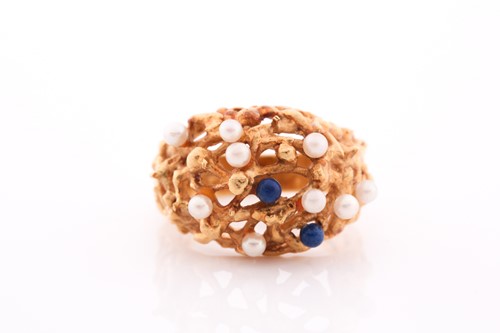 Lot 219 - A yellow metal, pearl, and lapis ring,...