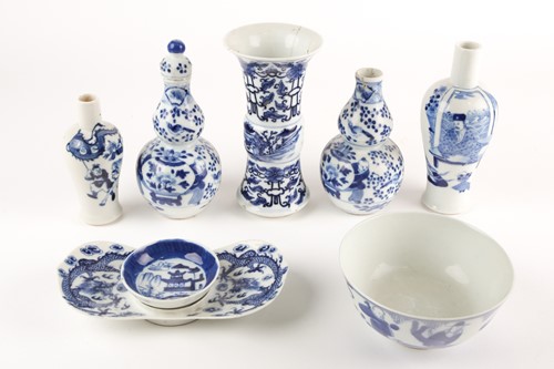 Lot 135 - A pair of Chinese blue & white double gourd...