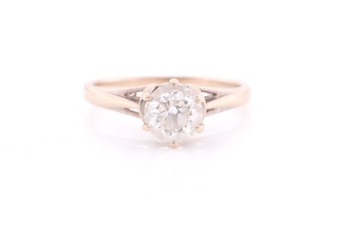 Lot 294 - A solitaire diamond ring, set with a round...