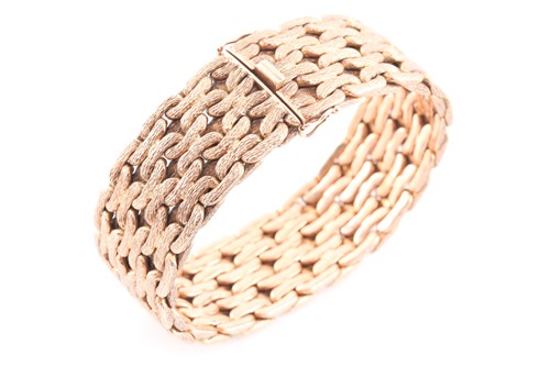 Lot 175 - A 9 carat gold articulated, textured, mesh...