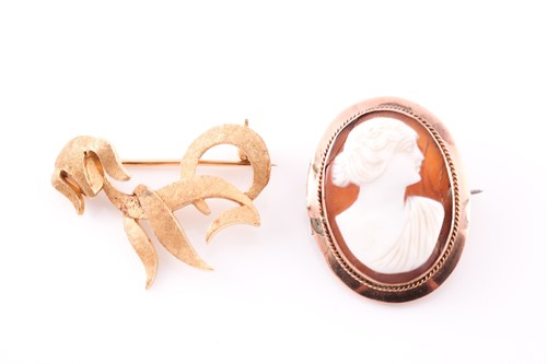 Lot 18 - A novelty yellow metal brooch in the form of a...