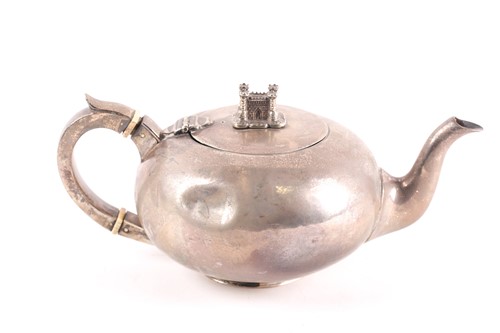 Lot 358 - An Edwardian silver teapot, Dublin 1902 by...