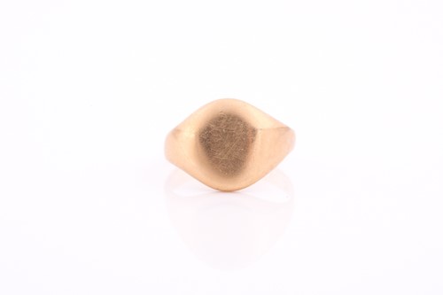 Lot 296 - An 18ct yellow gold gentleman's signet ring,...