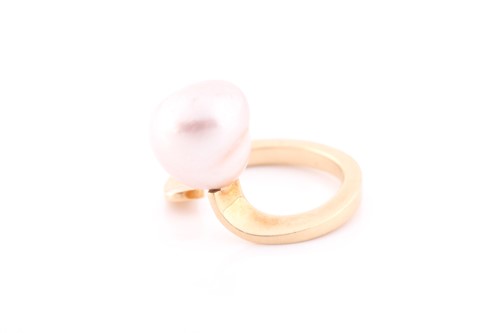 Lot 283 - A yellow metal and pearl cocktail ring, the...