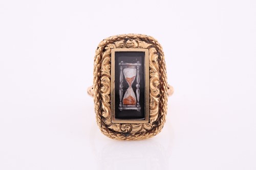 Lot 141 - A 19th / 20th century yellow metal Momento...