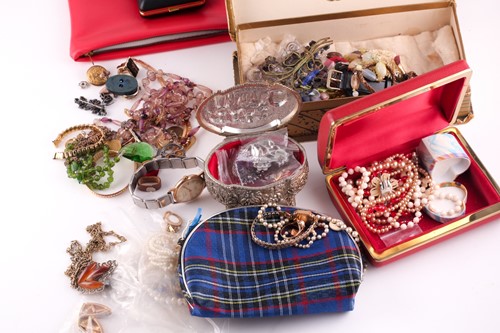 Lot 206 - A quantity of gold, yellow metal and costume...