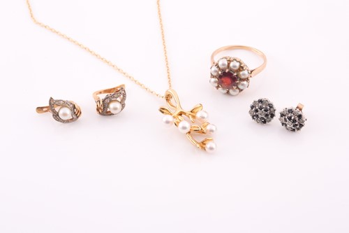 Lot 22 - An 18ct gold and cultured pearl pendant and a...