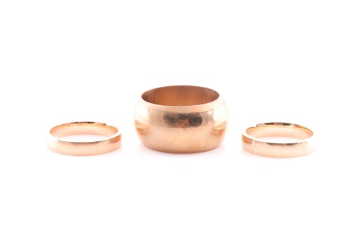Lot 307 - An 18 carat gold wedding band, size M ,3.4...