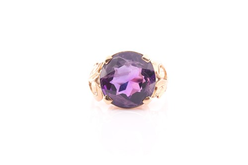 Lot 102 - A Continental yellow metal and round amethyst...
