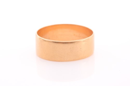 Lot 124 - An early 20th century 18ct gold broad wedding...