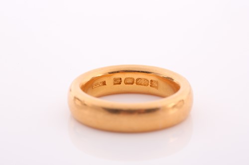 Lot 182 - An early 20th century 22ct gold court shaped...