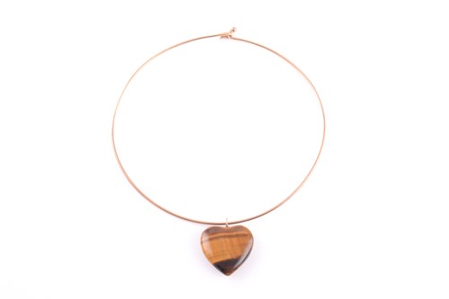 Lot 223 - A vintage wire collar stamped ’9ct’ with a...