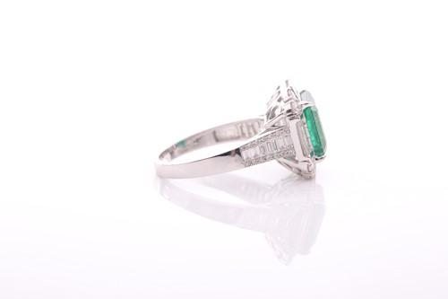 Lot 34 - An emerald and diamond square cluster ring,...