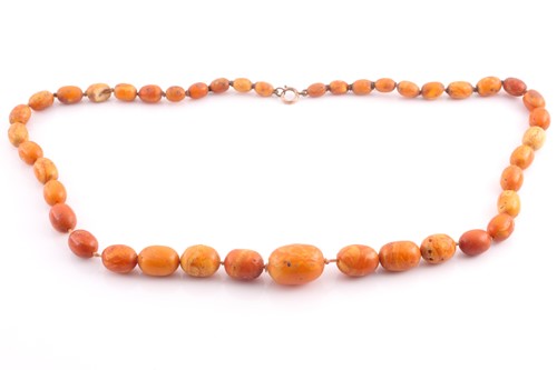 Lot 71 - A butterscotch amber beaded necklace, the...