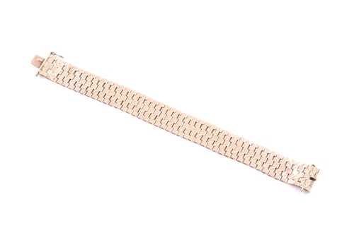 Lot 205 - A 9 carat gold articulated textured link...