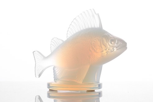 Lot 422 - A Lalique opalescent frosted glass perch car...