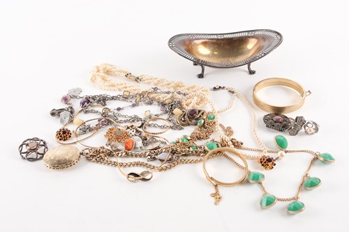 Lot 257 - A small quantity of costume jewellery and a...