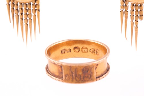 Lot 324 - A Victorian 18ct yellow gold mourning ring,...