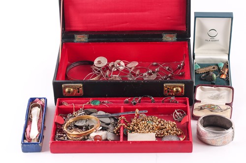 Lot 159 - A group of costume jewellery items, to include...