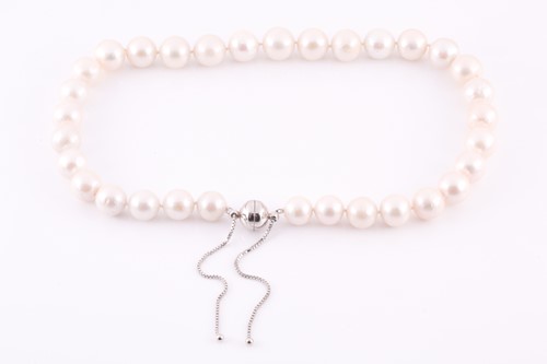 Lot 312 - A cultured white pearl necklace, with...