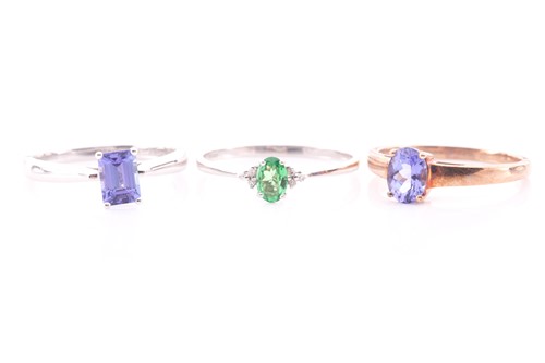 Lot 12 - A 9ct yellow gold and single stone tanzanite...